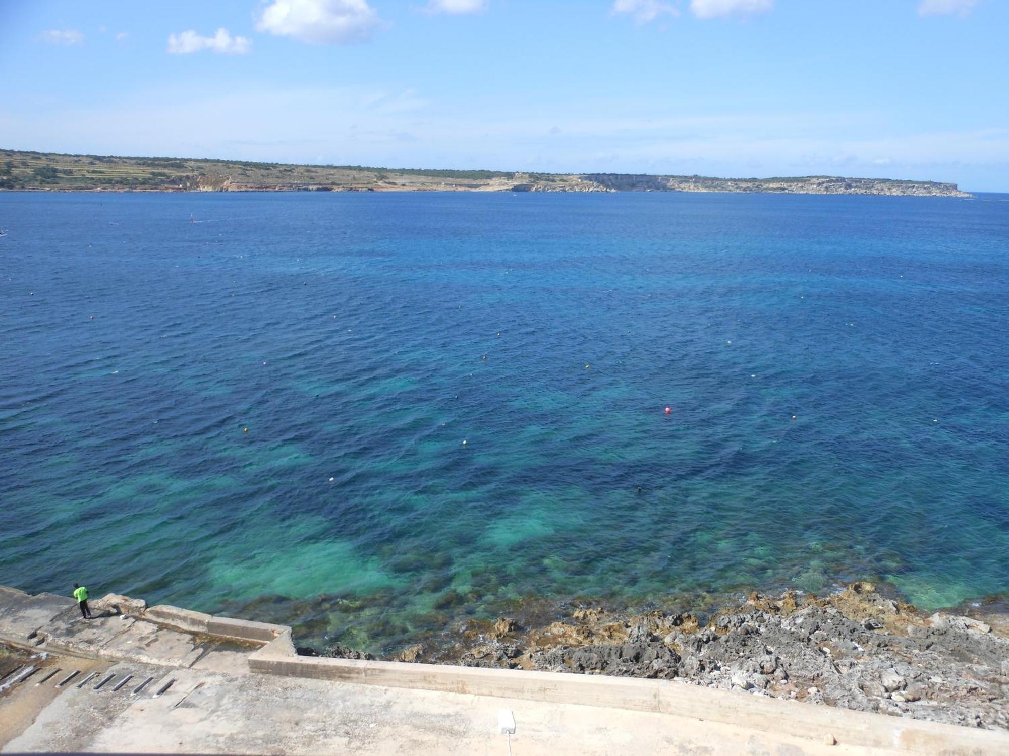 Seafront Maisonette Ocean Views & Terrace Меллиеха Экстерьер фото